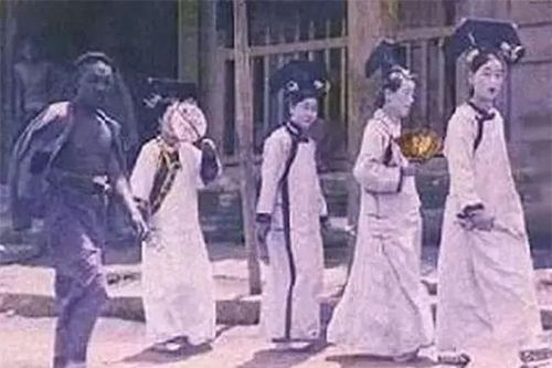 Nhóm cung nữ kỳ quặc đột nhiên xuất hiện ở Tử Cấm Thành giữa mưa bão năm 1992, sau gần 30 năm vẫn chưa có lời giải đáp
