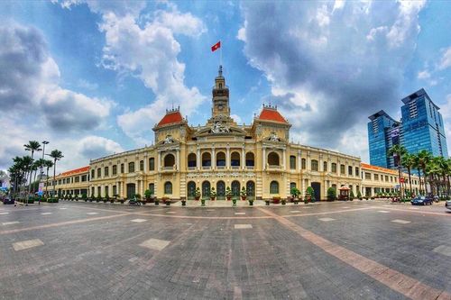 Tour tham quan trụ sở UBND TPHCM hút khách quốc tế