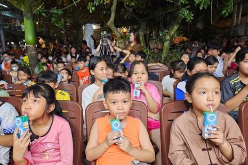 Sữa Cô Gái Hà Lan tặng 60.000 phần sữa cho trẻ em nghèo ở Bình Dương