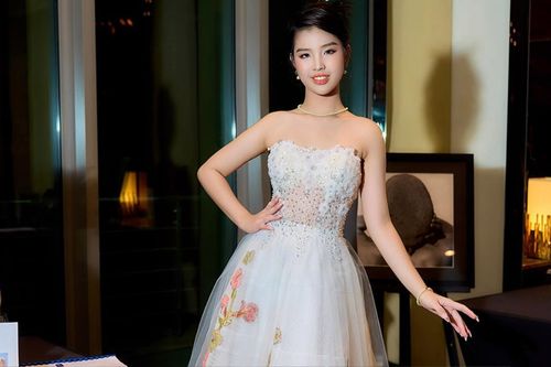 Mẫu nhí 13 tuổi gây sốt mạng xã hội với vẻ ngoài lớn phổng phao