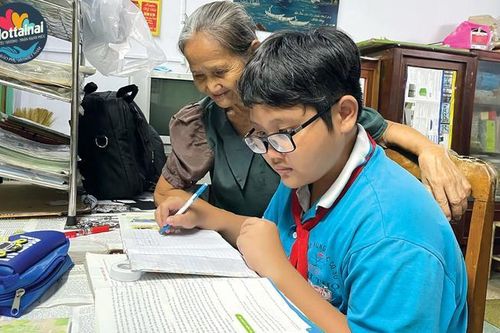 'Bà còn khỏe là còn nuôi con đến trường'