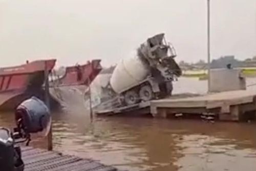 Xe trộn bê tông 'lội sông' lúc đang lên phà