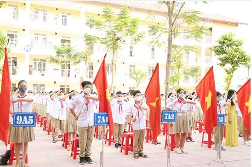 Phụ huynh 'tố' bị ép đóng 1,7 triệu đồng trái quy định