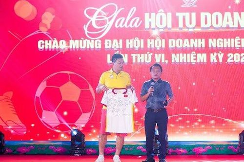 Doanh nhân trúng đấu giá 160 triệu đồng áo đấu của Đội tuyển Việt Nam