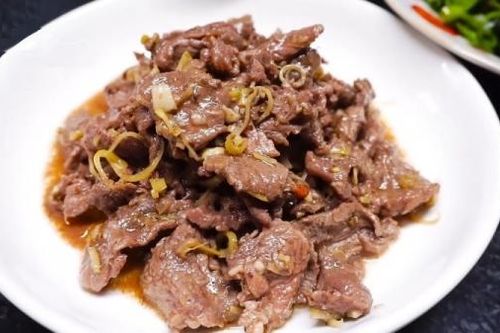 Vì sao không nên ướp thịt bò với muối?