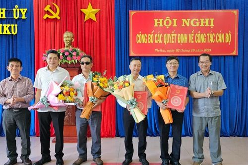 Thành ủy Pleiku công bố các quyết định về công tác cán bộ