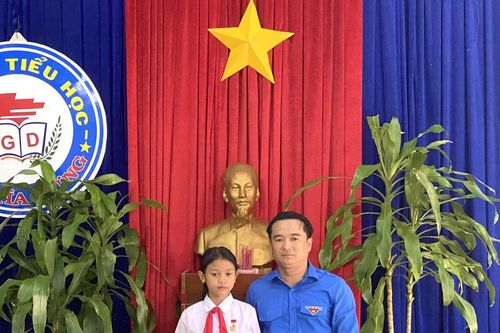 Trao Huy hiệu Tuổi trẻ dũng cảm cho học sinh Gia Lai cứu người đuối nước