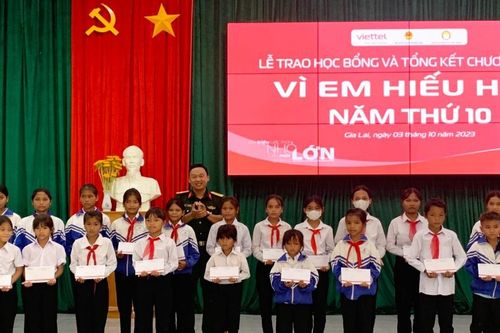Trao 100 suất học bổng 'vì em hiếu học' tại huyện Kông Chro