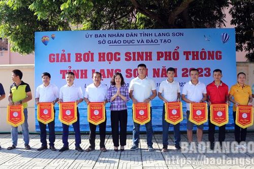 Hơn 250 vận động viên tham dự giải bơi học sinh phổ thông