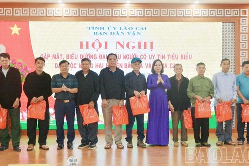 Gặp mặt 100 đại biểu người có uy tín trong dân tộc Mông