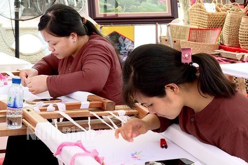 Bảo tồn các làng nghề truyền thống: Sự góp sức của những người thợ trẻ