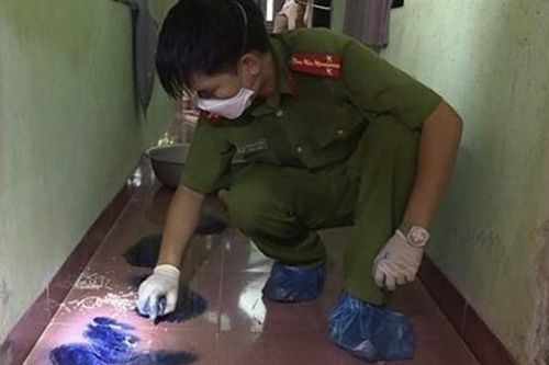 Hai bố con tử vong trong tư thế thắt cổ