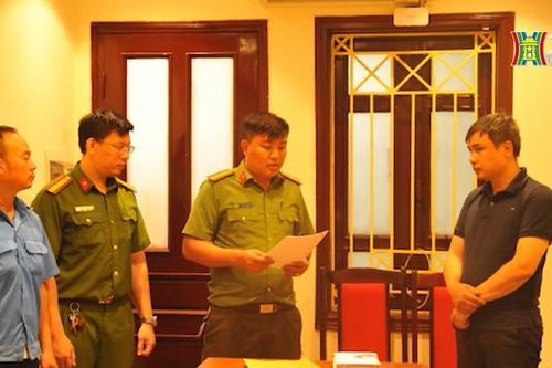 Khởi tố 3 bị can vận chuyển trái phép tiền tệ