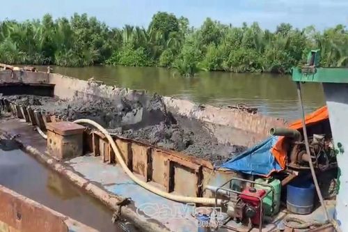 Phát hiện 1 sà lan nạo vét vi phạm