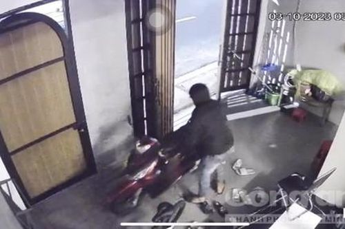 Cửa nhà thiết kế hớ hênh, trộm dễ dàng mở lấy đi 2 xe máy đắt tiền