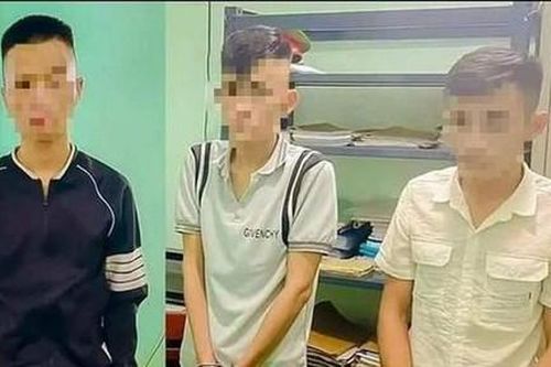 Hai gã trai táo tợn cầm dao kề cổ cướp tiền của người phụ nữ đi đường