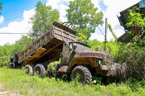 Xe cộ, máy móc tuyển quặng sắt nằm hoen rỉ gần nửa thập kỷ trong rừng tràm ở Huế