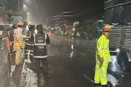 Cảnh sát dầm mưa, giải cứu bé gái 3 tuổi bị bắt cóc đòi tiền chuộc 2 tỷ đồng