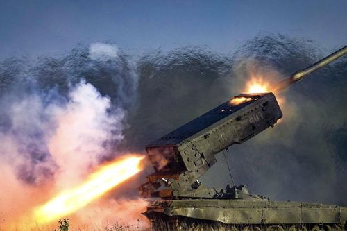 Khoảnh khắc súng phun lửa TOS-1A Solntsepek của Nga càn quét vị trí quân Ukraine