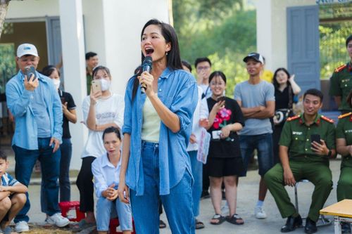 H'Hen Niê tâm sự với trẻ em vùng cao: 'Cô Hen từng không biết tiếng Việt'