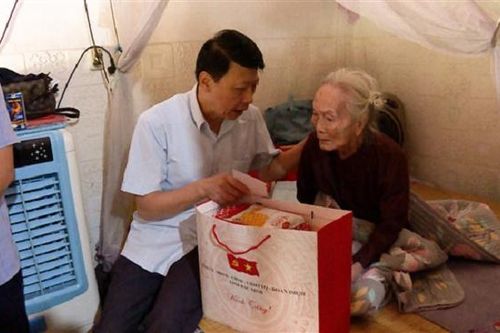 Bắc Ninh: Lãnh đạo huyện Yên Phong thăm và tặng quà người cao tuổi