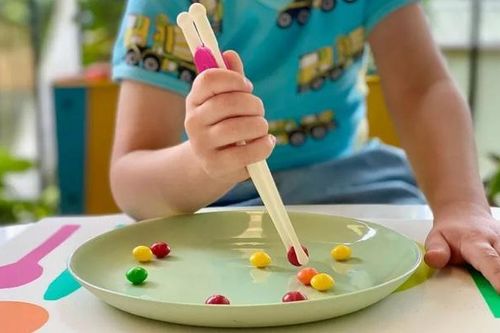 Nghịch dại với đũa, bé trai 3 tuổi bị đũa cắm xuyên mũi gây thủng sọ