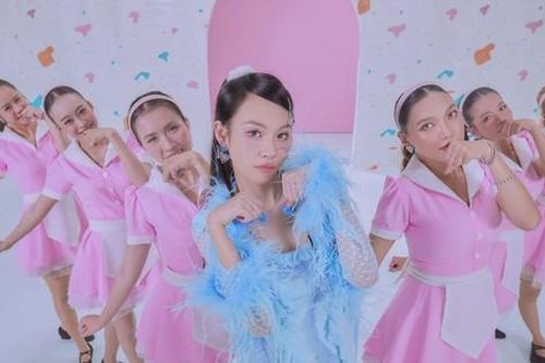 Trở lại showbiz sau 2 năm vắng bóng, Phí Phương Anh dường như 'hết chiêu'?