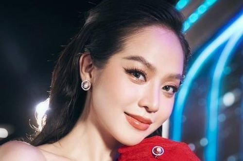 Đã tìm thấy nàng hậu có làn da trắng đến phát sáng, đẹp lấn át cả mỹ nhân khác