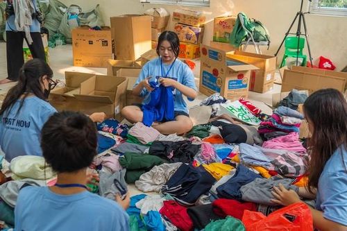 Teen Hà Nội thu gom sách, quần áo cũ, tái chế thành vật phẩm xinh gây quỹ từ thiện