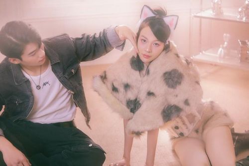 Phí Phương Anh 'tung chiêu' thả thính trai đẹp trong MV 'Bịt mắt bắt anh'