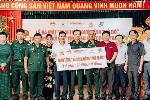Tiếp nhận kỷ vật 'Tình yêu qua chiến tranh' và trao tặng 'Tủ sách Đặng Thùy Trâm'