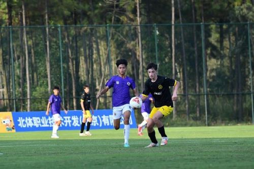 Đội bóng Việt Nam tạo địa chấn khi thắng đội trẻ của Dortmund, khiến nhà báo Trung Quốc phải tán dương