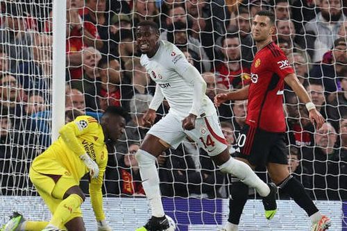 Onana mắc sai lầm khiến Casemiro bị đuổi, MU thua ngược ở Cúp C1