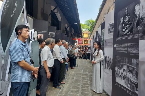 Nhớ về Ngày Giải phóng Thủ đô qua trưng bày 'Sông Hồng cuộn sóng'