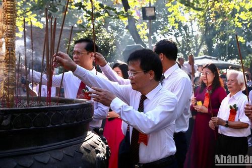 Dâng hương tưởng niệm 723 năm Ngày hóa Đức Thánh Trần và 35 năm Ngày mất Tổng Bí thư Trường Chinh