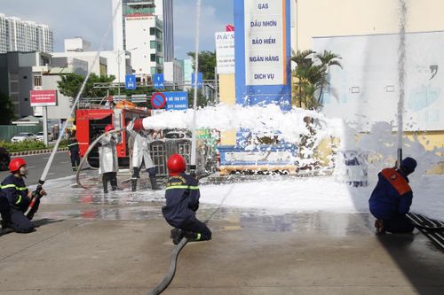 Diễn tập chữa cháy cửa hàng xăng dầu