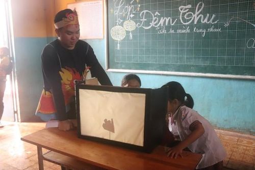 Sinh viên tình nguyện mang nghệ thuật truyền thống đến với trẻ em vùng khó khăn