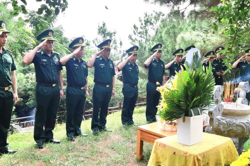 Dâng hương tưởng niệm nhân 10 năm Ngày mất Đại tướng Võ Nguyên Giáp