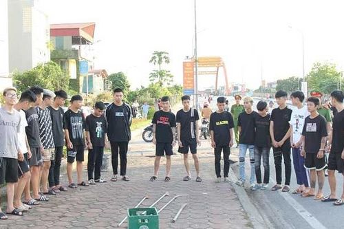 Tạm giữ 13 đối tượng mang hung khí rượt đuổi trên đường tại Hà Nam