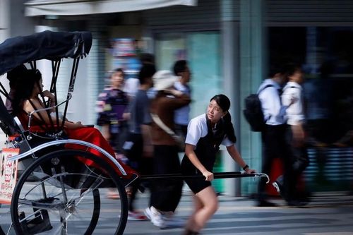 Độc đáo hình ảnh những cô gái Nhật làm nghề kéo xe