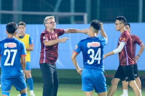 Cận cảnh buổi tập đầu tiên của ĐT Việt Nam trước các trận giao hữu đỉnh cao với Trung Quốc, Hàn Quốc