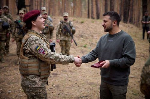 Tổng thống Zelensky thăm tiền tuyến phía đông bắc Ukraine