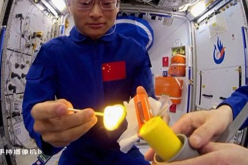 Xem các phi hành gia Trung Quốc thắp ngọn lửa hình cầu trên trạm vũ trụ Thiên Cung
