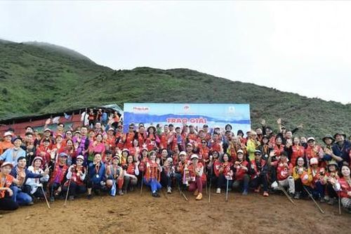Gần 100 nhà báo chinh phục đỉnh Tà Chì Nhù cao 2.979m