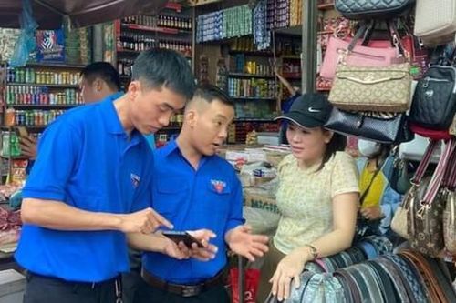 Đoàn thanh niên Đắk Lắk tích cực hỗ trợ người dân chuyển đổi số
