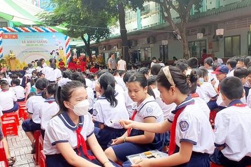 Giám đốc Sở GD&ĐT TPHCM nói về lạm thu: Hiệu trưởng không thể nói không biết