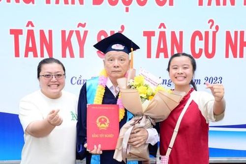 Cụ ông 60 tuổi ở Cần Thơ tốt nghiệp dược sĩ