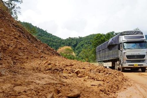 Hàng loạt điểm sạt lở trên cung đường lên cửa khẩu Cầu Treo