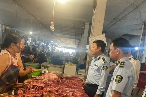 Buôn bán thịt lợn bẩn, một tiểu thương bị phạt hơn 100 triệu đồng