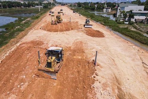 Vì sao hai dự án cao tốc Bắc - Nam bị chậm tiến độ?